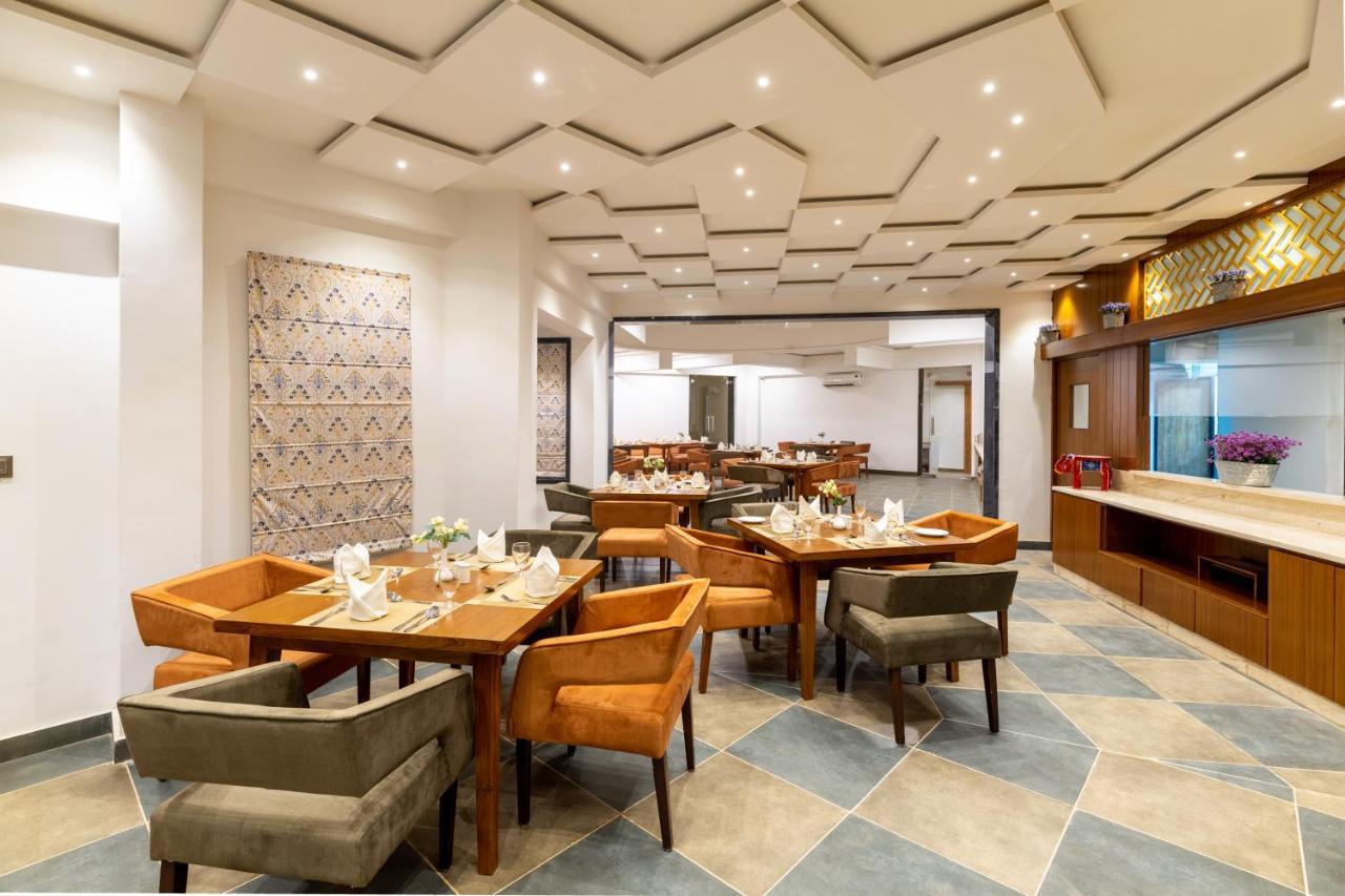 Traavista Aravali Mahal Hotell Udaipur Exteriör bild
