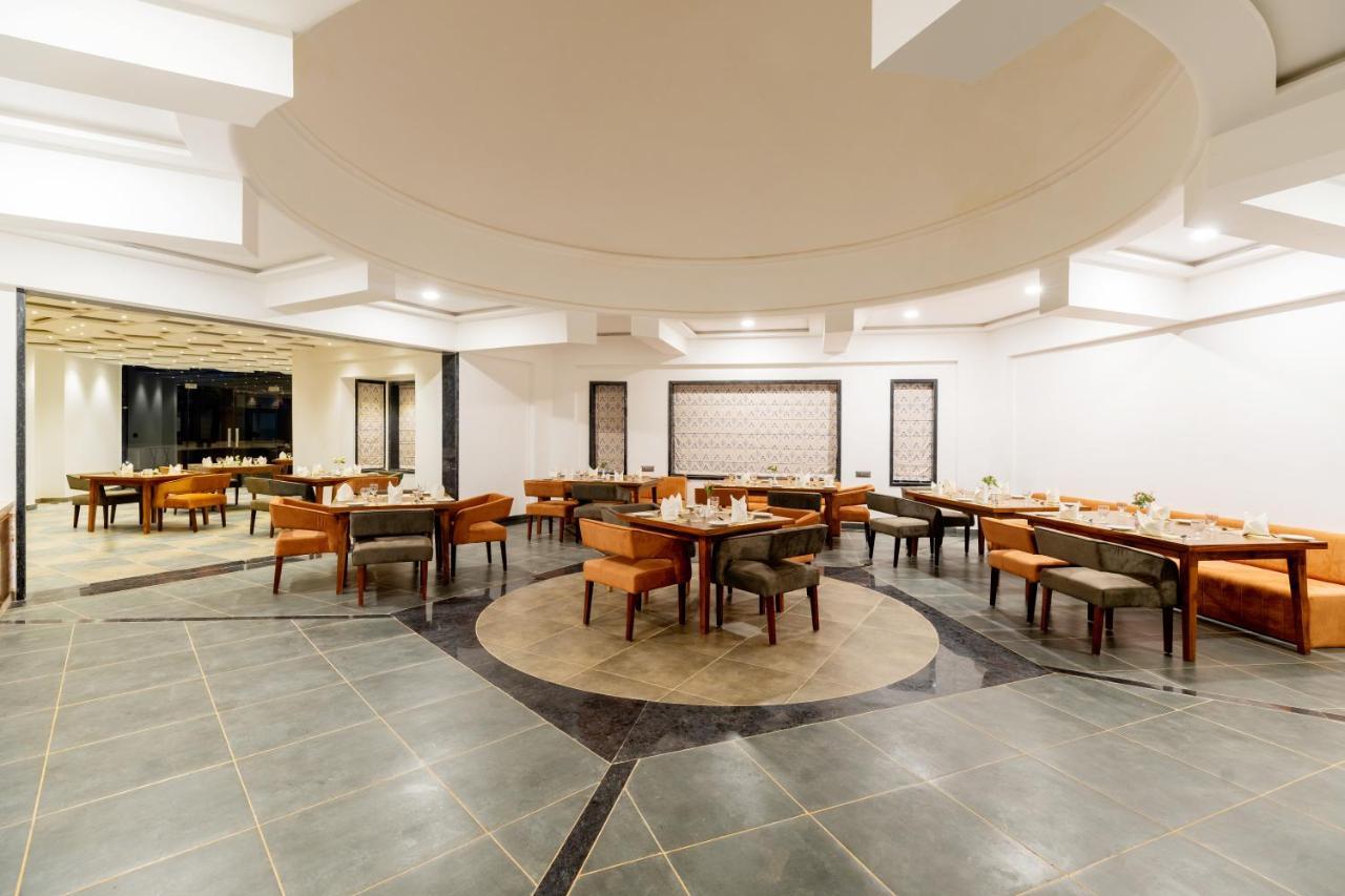 Traavista Aravali Mahal Hotell Udaipur Exteriör bild