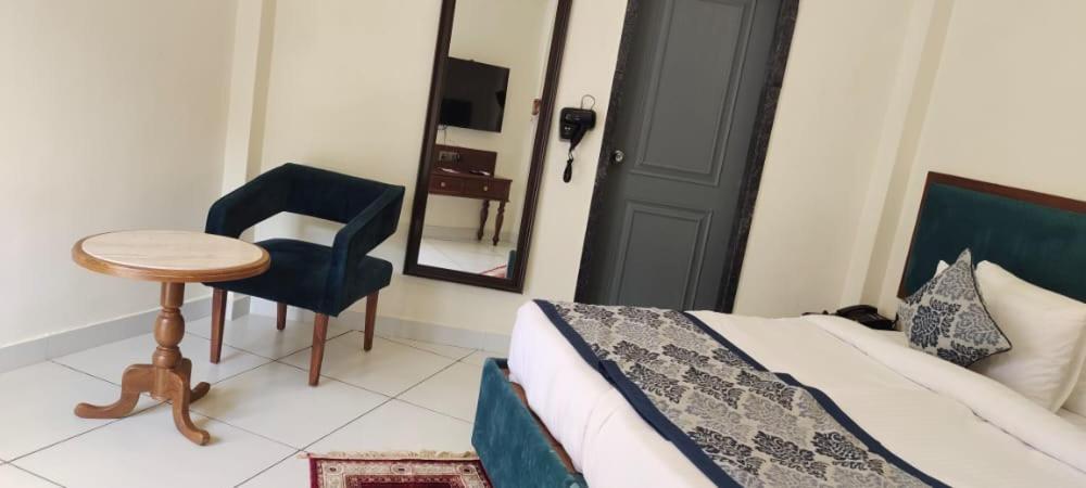 Traavista Aravali Mahal Hotell Udaipur Exteriör bild