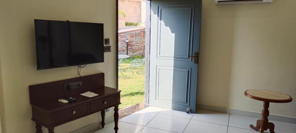 Traavista Aravali Mahal Hotell Udaipur Exteriör bild