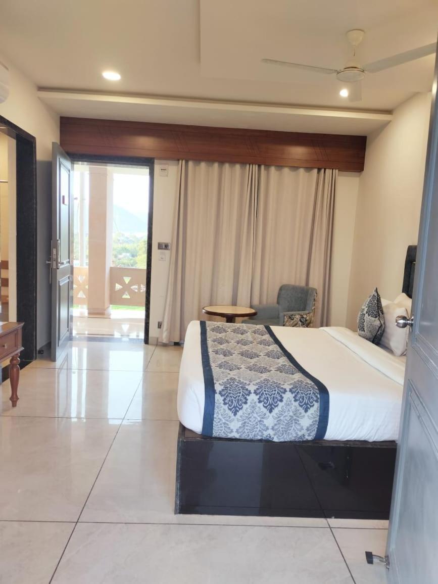 Traavista Aravali Mahal Hotell Udaipur Exteriör bild